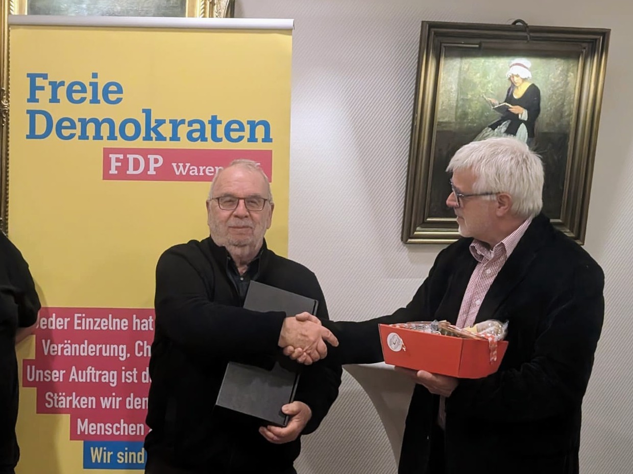 Günter Belt dankt Norbert Offers für seine langjährige Tätigkeit als Kassenwart